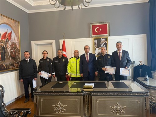 Kaymakamımız Sayın Muhammed Gürbüz, İlçe Emniyet Müdürlüğü Personellerine Başarı Belgesi Takdim Etti